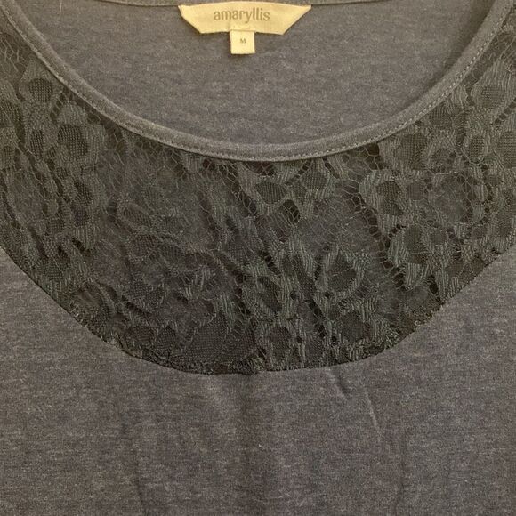 👕💙A amaryllis navy short sleeve top!! The top of the top is lace!!! - Picture 3 of 4